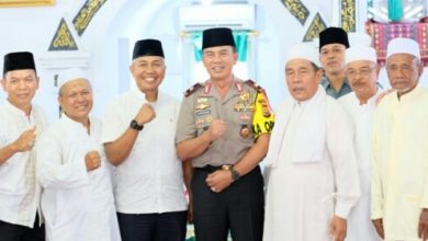 Photo of Kapolda Sapa Jemaah Solat Jumat Mesjid Jamik Bengkulu