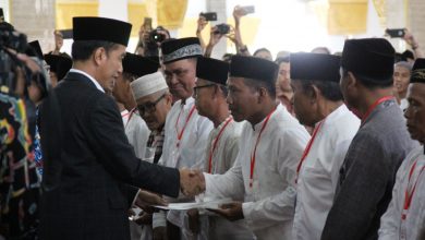 Photo of Jokowi Serahkan Sertifikat Lahan Mesjid, Pesantren dan TPU