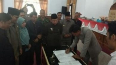 Photo of Pemkab dan DPRD Seluma Teken SK Kesepakatan Bapemperda