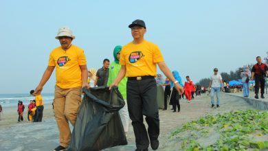 Photo of Ribuan Masyarakat Bengkulu Bersihkan Sampah Pantai Panjang