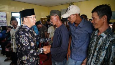 Photo of Pastikan Bantuan Sampai, Gubernur Rohidin Turun Langsung ke Lapangan