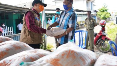 Photo of Serahkan Bantuan Langsung, Gubernur Rohidin Pastikan Kesehatan para Kuli Panggul dalam Kondisi Baik
