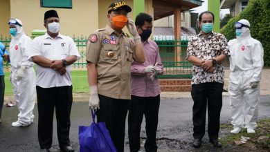 Photo of Sambangi Warga Positif COVID-19, Gubernur Tegaskan Jangan Kucilkan Pasien