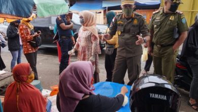 Photo of Lagi, Pemkot Bagikan Masker, Brosur dan Semprotkan Disinfektan di Pasar