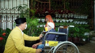 Photo of Penuhi Janji, Gubernur Rohidin Berikan Penyandang Disabilitas Kursi Roda