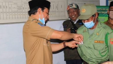 Photo of Gelak Tawa, Plt Walikota Bengkulu Selipkan Amplop Kepada Petugas Linmas