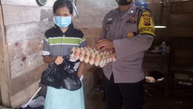 Photo of Bhabinkamtibmas Polsek Lubuk Pinang Beri Bantuan Sembako Ke Warga Ditengah Pademi