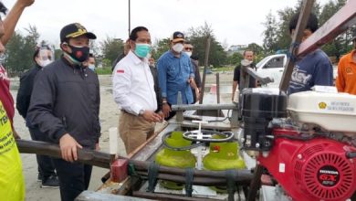 Photo of Plt Walikota Serahkan Bantuan Mesin Konversi BBM ke BBG Kepada Nelayan