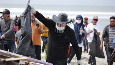 Photo of Agusrin M Najamudin Gelar Bersih Pantai Panjang Bersama Masyarakat Bengkulu