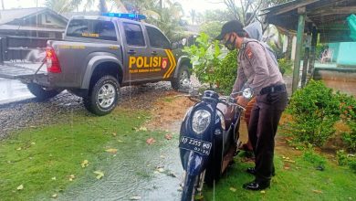 Photo of Gerak Cepat Polsek SAM, Evakuasi Bidan PTT Alami Laka Tunggal