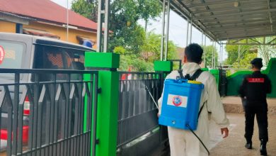 Photo of Satuan Brimob Polda Bengkulu Semprotkan Disinfektan di Masjid Bumi Ayu