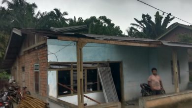 Photo of Terima Laporan Adanya Angin Puting Beliung, Polsek Mukomuko Selatan Langsung Evakuasi TKP