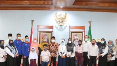 Photo of Ribuan Seragam Sekolah Gratis Diberikan Ke Siswa SD dan SMP Se-Kota Bengkulu