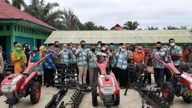 Photo of Tingkatkan Hasil Pertanian, Plt Walikota  Serahkan Bantuan 5 Unit Hand Tractor