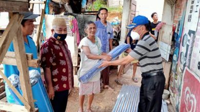 Photo of Dinsos Kota Bersama BPBD Beri Bantuan Korban Terdampak Angin Badai