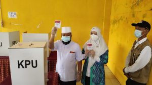 Photo of Walikota Helmi Hasan Bersama Isteri Datang ke TPS Disambut Hangat Panitia