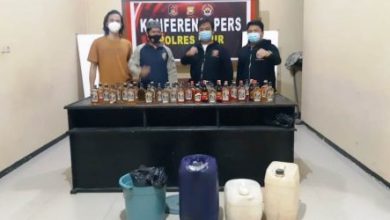 Photo of Polres Kaur Kembali Berhasil Menyita 100 Liter Tuak dan 72 Botol Miras