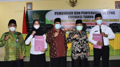 Photo of Kakanwil Kemenag Provinsi Bengkulu Serahkan 68 SK Pengangkatan CPNS Tahun 2019