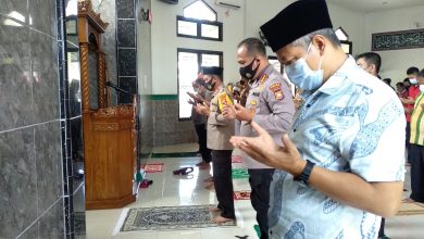 Photo of Turut Berduka Meninggalnya Ulama Indonesia, Polda Bengkulu Gelar Shalat Gaib dan Doa Bersama
