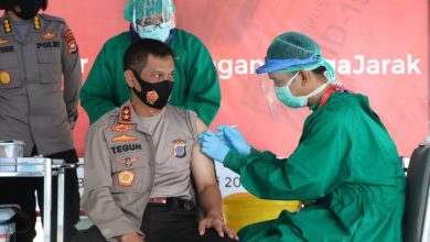 Photo of Kapolda Bengkulu Suntik Vaksin Kedua di RSMY