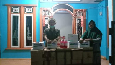 Photo of Siap Siaga, Desa Air Banai Bagi Masker, Hand Sanitizer dan Sabun Cair