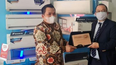 Photo of Jualan Terbanyak di Sumbagsel, Central Elektro Raih 2 Kategori Daikin Award