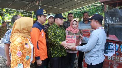 Photo of Plh. Sekda Bengkulu Bawa Bantuan ke Lokasi Banjir Padang Pelasan dan Desa Jenggalu