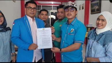 Photo of Dedi Ruskam Serahkan SK Karateker KNPI Kota Bengkulu