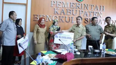 Photo of BPJS Ketenagakerjaan Serahkan Santunan Kepada Ahli Waris Nelayan Pasar Bawah